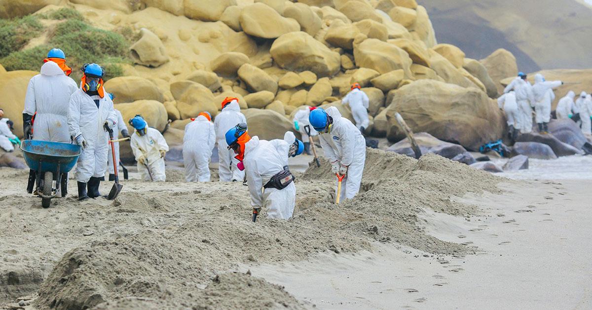 Trabajos de limpieza en playa las Capullanas en su tramo final